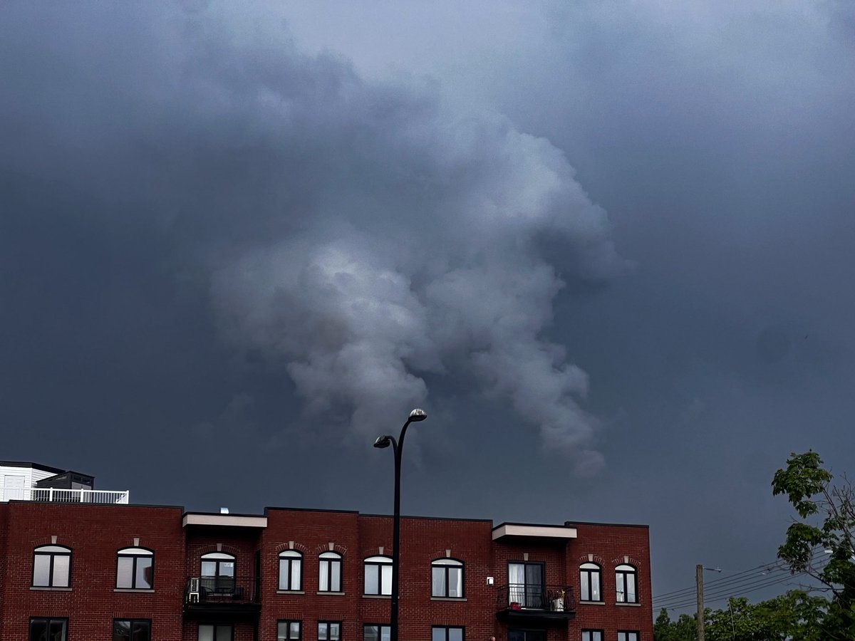 rayangm_wx's tweet photo. Powerful thunderstorm west of Montreal this afternoon around 4–5 PM. I couldn’t get the best angle on it but I still managed to see some lightning and impressive storm structure as it intensified 

#QcStorm #ShareYourWeather https://t.co/AVxn8z22Ma