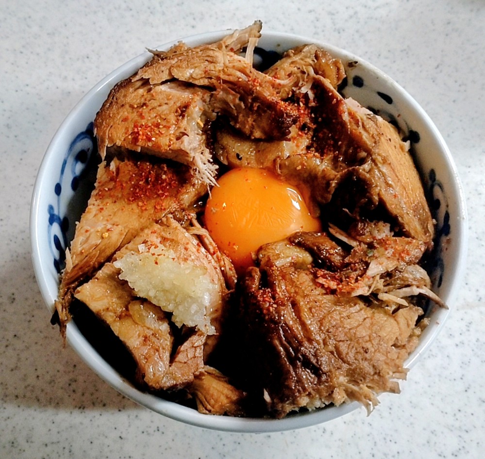 daimaou3298's tweet photo. 先日訪問した麺屋桐龍 
久喜店のテイクアウト豚
（ウデ肉）

まずは炙って瓶ビールの赤星と堪能

ニンニクのせて食べると最高

豚はトロトロ柔らかジューシー

いい豚にはいいビールだ

〆は豚丼

ビールにもご飯にもあう

うますぎる☆☆☆

ごちそうさまでした https://t.co/RkRKMReaLX