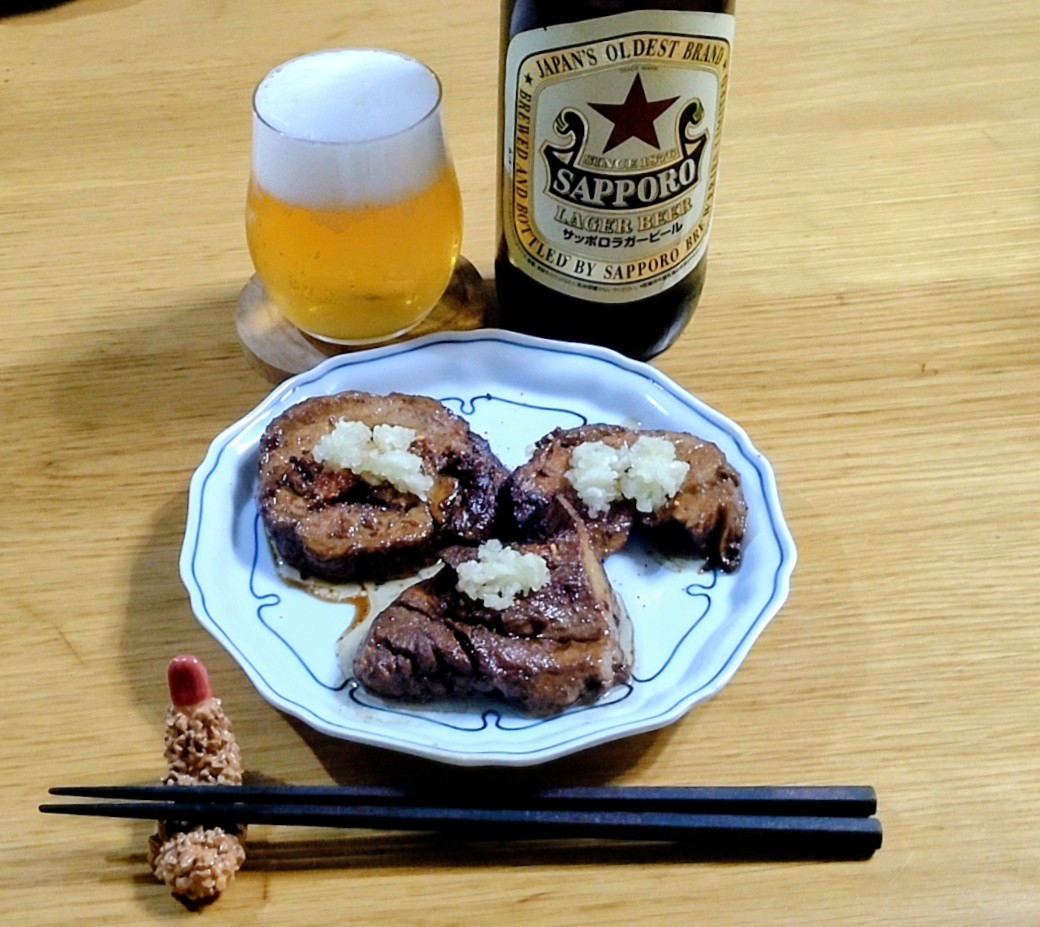 daimaou3298's tweet photo. 先日訪問した麺屋桐龍 
久喜店のテイクアウト豚
（ウデ肉）

まずは炙って瓶ビールの赤星と堪能

ニンニクのせて食べると最高

豚はトロトロ柔らかジューシー

いい豚にはいいビールだ

〆は豚丼

ビールにもご飯にもあう

うますぎる☆☆☆

ごちそうさまでした https://t.co/RkRKMReaLX