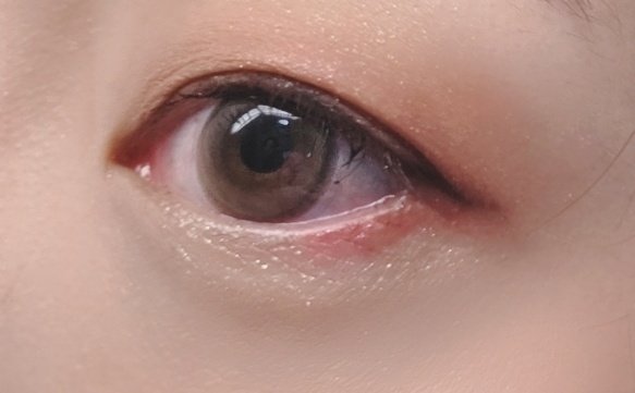 flying080sheep's tweet photo. 普段すっぴんだからこそ、化粧するときは「化粧です!!」って色乗せたい

っていう写真なんだけど白目にマスカラのカスついてるじゃねぇか https://t.co/yNLz34lRro