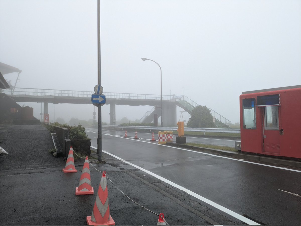 turn819's tweet photo. アネスト岩田ターンパイク箱根
6月21日(日)8時30分の道路状況(大観山付近)
天気:雨
気温:17℃
路面状況:湿潤(規制なし)
風速:5m
霧:本線〜連絡線で発生　視界濃い場所で80m程
峠ステッカー限定版の販売: 有り https://t.co/GWN7dAAOWO