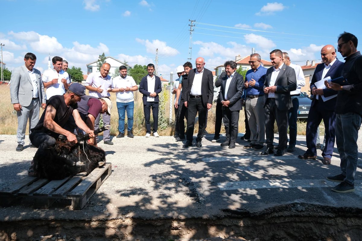 avSelmanEser's tweet photo. Çakırbağ Esentepe Mahallesi’nde başlatılan doğalgaz çalışması için düzenlenen programa Karaman Valimiz Hayrettin Çiçek, AK Parti Karaman Milletvekilimiz Osman Sağlam, AK Parti Karaman İl Başkanımız Murat Öztürk, İl Genel Meclis Başkanımız Ali İhsan Alanlı ve Teşkilatımızla birlikte katıldık.

Karaman Enerya İşletme Müdürü Ali Değirmenci’den çalışmalar hakkında bilgi aldık. Yapılan duaların ve kurban kesiminin ardından köy muhtarımız Murat Gür'ün ev sahipliğinde vatandaşlarımızla biraraya geldik.

Son dönemde Ayrancı ve Sarıveliler ilçelerimizin ardından Başyayla ilçemizin de kısa zamanda doğalgaza kavuşmasıyla birlikte Karaman’daki tüm ilçelerimiz doğalgaz hizmetiyle buluşmuş olacak. Nüfus yoğunluğu bakımından önemli yerleşim merkezleri olan Akçaşehir, Güneyyurt, Göktepe ve Kazancı beldelerimizin de doğalgaza kavuşması için gerekli çalışmaları sürdüreceğiz. 

Vatandaşlarımızın yaşam kalitesini artıracak her türlü yatırımın takipçisi olmaya devam edeceğimizi belirterek, Çakırbağ Esentepe Mahallesi’nde başlayan doğalgaz altyapı çalışmalarının bölgeye hayırlı olmasını temenni ediyorum.