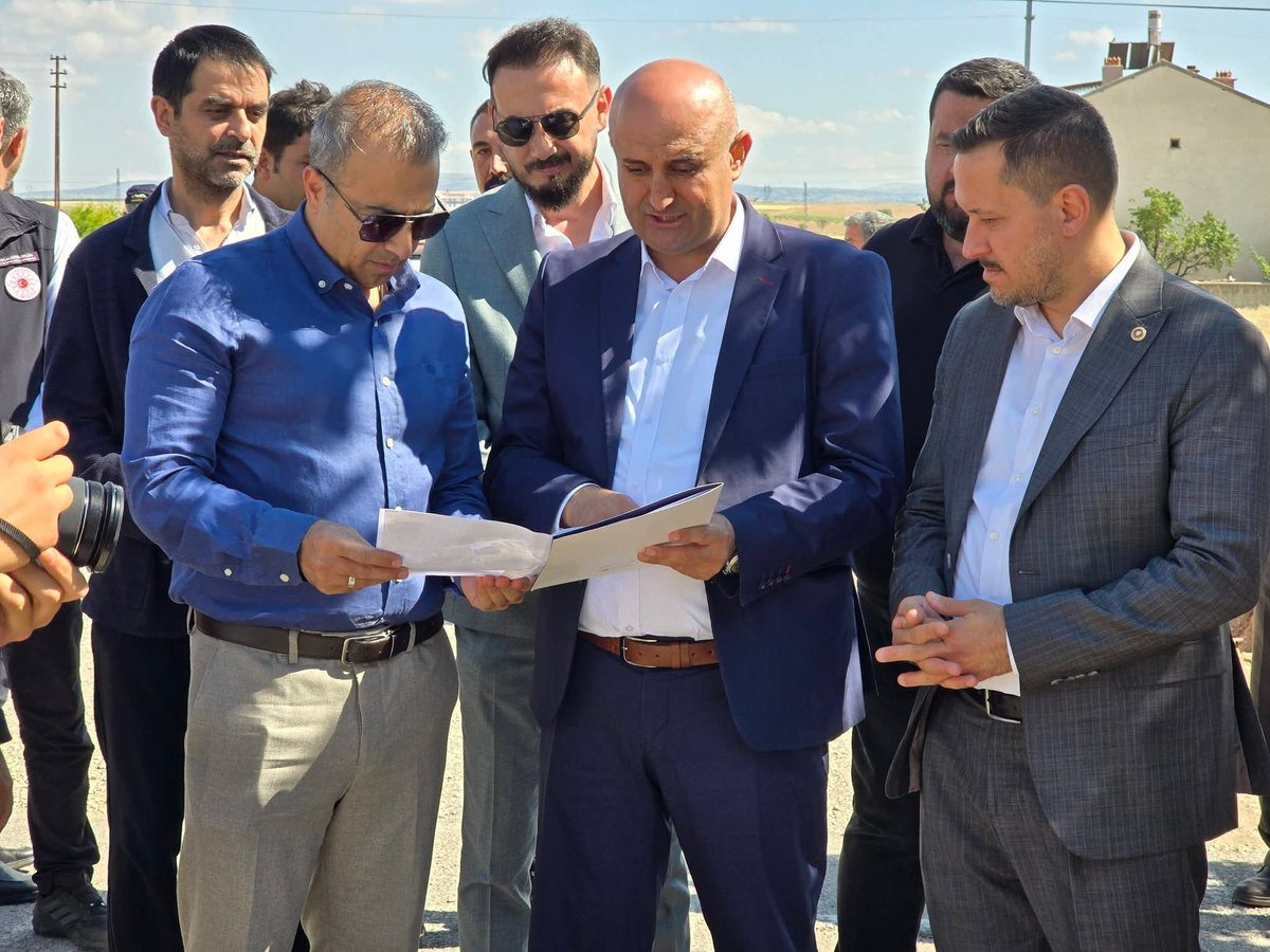 avSelmanEser's tweet photo. Çakırbağ Esentepe Mahallesi’nde başlatılan doğalgaz çalışması için düzenlenen programa Karaman Valimiz Hayrettin Çiçek, AK Parti Karaman Milletvekilimiz Osman Sağlam, AK Parti Karaman İl Başkanımız Murat Öztürk, İl Genel Meclis Başkanımız Ali İhsan Alanlı ve Teşkilatımızla birlikte katıldık.

Karaman Enerya İşletme Müdürü Ali Değirmenci’den çalışmalar hakkında bilgi aldık. Yapılan duaların ve kurban kesiminin ardından köy muhtarımız Murat Gür'ün ev sahipliğinde vatandaşlarımızla biraraya geldik.

Son dönemde Ayrancı ve Sarıveliler ilçelerimizin ardından Başyayla ilçemizin de kısa zamanda doğalgaza kavuşmasıyla birlikte Karaman’daki tüm ilçelerimiz doğalgaz hizmetiyle buluşmuş olacak. Nüfus yoğunluğu bakımından önemli yerleşim merkezleri olan Akçaşehir, Güneyyurt, Göktepe ve Kazancı beldelerimizin de doğalgaza kavuşması için gerekli çalışmaları sürdüreceğiz. 

Vatandaşlarımızın yaşam kalitesini artıracak her türlü yatırımın takipçisi olmaya devam edeceğimizi belirterek, Çakırbağ Esentepe Mahallesi’nde başlayan doğalgaz altyapı çalışmalarının bölgeye hayırlı olmasını temenni ediyorum.