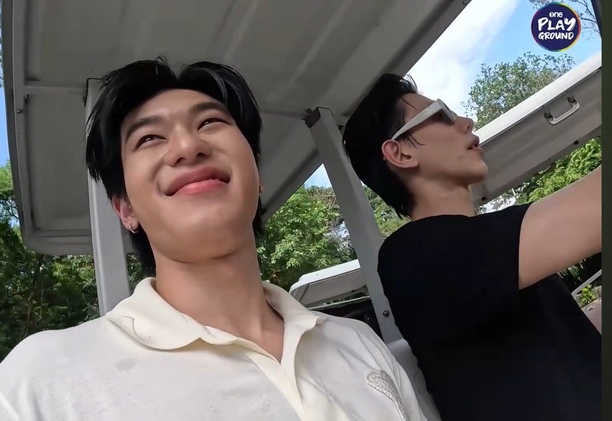 thangthang23's tweet photo. 🚗:ตัวเองไม่กอดเค้าเลย
🦖:เค้าขับรถอยู่
🚗:มันก็ได้มั้ย
🦖: มากอดๆๆ https://t.co/q6OvX67ekg