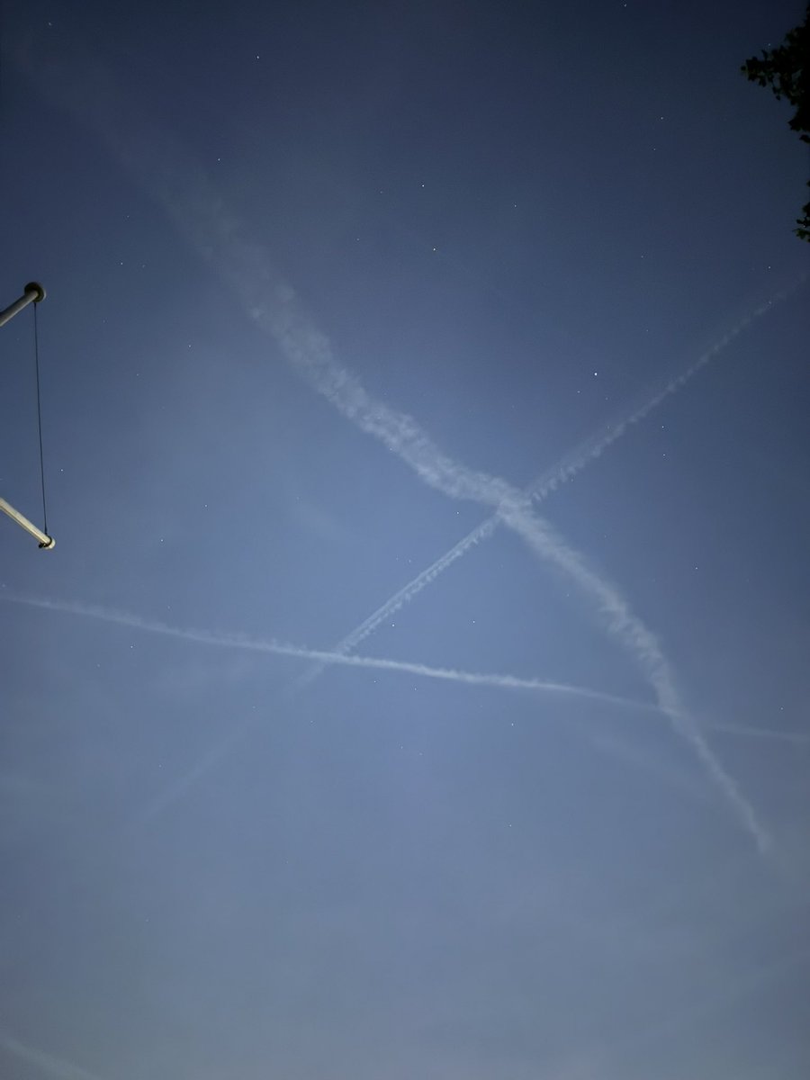 citizeneire's tweet photo. @BGatesIsaPyscho London skies tonight, they even spray the skies at night now! #london #geoengineering #blockthesun @Keir_Starmer https://t.co/fONfqWeJGu