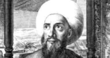 ALEssa_Alsharif's tweet photo. مؤرخ مصر الكبير عبدالرحمن الجبرتى:
 ولد سنة 1755، وينتسب إلى بلدة «جبروت» من بلاد «زيلع» بأرض الحبشة.
ويذكر "الشناوى" في كتابه " الأزهر جامعا وجامعة" »:
«ارتحل جده السابع زين الدين عبدالرحمن الجبرتى إلى جدة، ثم إلى مكة المكرمة، وجاور بها، وحجج مرارا، ثم جاور بالمدينة المنورة سنتين، وعاد إلى جدة، وارتحل إلى مصر فى القرن السادس عشر الميلادى، وجاور بالأزهر، وكان يغلب على سكان بلدة جبروت الصلاح والتقشف، وكانوا يحجون مشاة، ولهم رواق بمكة ورواق ثان بالمدينة، وأنشئ لهم رواق بالجامع الأزهر، حيث تولى مشيخته فريق من أولاده وحفدة الشيخ زين الدين».
درس فى بعض كتاتيب حى الأزهر ثم جاور بالأزهر، ويذكر «الشناوى» أنه أخذ عن والده العلوم الرياضية والفلكية، وانتفع بما كان يقصه عليه من أخبار العلماء والحكام، فجمع بين البراعة فى الفلك والحساب والتعمق فى المذهب الحنفى، والإلمام بالدراسات التاريخية، وكانت باكورة إنتاجه العلمى كتاب «مظهر التقديس بذهاب دولة الفرنسيين» بمناسبة جلاء الحملة الفرنسية عن مصر 1801، ثم كان كتابه المهم «عجائب الآثار فى التراجم والأخبار»، يؤكد «الشناوى» أن أهميته تتركز على الأحداث التى عايشها «الجبرتى» منذ العصر العثمانى المملوكى فى آواخر القرن الثامن عشر الميلادى ثم عهد الحملة الفرنسية، وفترة الاضطرابات السياسية «1801 - 1805» وحكم محمد على.
توفي في 18 يونيو 1822 حزنا وقهرا على مقتل ابنه «خليل» بواسطة صهر محمد على باشا ..

كان 27 سبتمبر 1821 هو آخر يومياته فى التأريخ، ويذكر الدكتور عبدالرحيم عبدالرحمن عبدالرحيم فى مقدمته لعجائب الآثار، أن الجبرتى فى مؤلفه هذا، وعى واستوعب لكل ما كتب قبله، ومن هنا جاء تحليله للأحداث التى لم يعاصرها، ونقده وتحليله للأحداث التى عاصرها بعبارات موجزة وبسيطة، لأنه أدرك أهمية علم التاريخ، ويرى الدكتور محمد أنيس فى كتابه «مدرسة التاريخ المصرى فى العهد العثمانى»، أن «الجبرتى» فى «عجائب الآثار» يتميز بالدقة والموضوعية فى الوقت ذاته، فهو يكتب للتاريخ والحقيقة المجردة، دون أن يتطلع إلى التقرب للحاكم طمعا فى الظفر بمناصب أومنافع مالية». 
من قلب «عجائب الآثار» تولد أسباب موت «الجبرتى»، ووفقا للشناوى، فإن الكتاب يؤكد نفور صاحبه من حكم محمد على، حيث رأى أنه لم يتوافر فيه الشرطان الأساسيان للحاكم المسلم المثالى، وهما العدل والعلم، وعلق عليه تعليقات لاذعة، فهو «منطبع على الظلم، ومستبد وليس له صديق أو حبيب، يغدر بأى إنسان، يحب الشوكة ونفوذ أوامره فى كل مراد، ولا يصطفى ولا يحب إلا من لا يعارضه ولو فى جزئية، أو يفتح له بابا تهب منه ريح الدراهم والدنانير، ومن صفته الحقد والحسد والتطلع إلى ما فى أيدى الناس»، وحاول «الجبرتى» أن يكون عادلا فى نظرته إلى محمد على فقرر أنه «كانت له مندوحة لم تكن لغيره من ملوك هذه الأزمان، فلو وفقه الله لشىء من العدالة، على ما فيه من العزم والرياسة والشهامة والتدبير والمطاولة، لكان أعجوبة زمانه وفريد أوانه».
كان «الصمت» هو أسلوب معارضة «الجبرتى»، حسبما يؤكد الدكتور محمد فؤاد شكرى، فى كتابه «مصر فى مطلع القرن التاسع عشر»، مضيفا: «لم يعرف عن الشيخ أنه حاول أن ينقد بصورة علنية أساليب الباشا فى الحكم، أو يوجه النصائح لتقويمه، أو الانضمام إلى المعارضة السافرة عند ظهورها، إلا أن معارضته كانت خطيرة، لأنها قامت على مبادئ معينة تتصل فى جوهرها بضرورة توافر العدل والعلم شرطا أساسيا لوجوب الطاعة للحاكم، وأفصح الجبرتى عن آرائه لأصدقائه وللأشياخ الذين كان يجتمع بهم، ويتبادل معهم الرأى فى الأحداث الداخلية»، ويذكر «شكرى» أن أجزاء من «عجائب الآثار» ذاع أمرها فى أوساط المشايخ، فلم يكن فى صالح النظام القائم أن تنتشر، ومن ثم استقر رأى محمد على وأقاربه - أخذا بالحيطة والحذر - على إسكات صوت «الجبرتى» حتى فى معارضته الصامتة، فأجمع التواتر على أن صهر الباشا، محمد بك الدفتردار، قد فتك بابنه «خليل»، وقتله فى يونيو 1822، فقصم هذا البلاء ظهر والده، وعزف عن تسجيل الأحداث، ولم يلبث أن ذهب الحزن بجانب إجهاده السابق فى القراءة والكتابة ببصره حتى جاز إلى ربه بعد قليل».
يذكر «الشناوى»، نقلا عن شفيق بك منصور، يكن أنه حقق سنة وفاة «الجبرتى» بمناسبة ترجمة كتاب «عجائب الآثار» إلى الفرنسية، فكتب فى مقدمة الترجمة أن وفاته كانت فى 18 يونيو، مثل هذا اليوم، 1822، وترك غلاما وبنتا، ومات الغلام عقب وفاة والده بسنوات قليلة، وعاشت الابنة بعد وفاة والدها «نسيا منسيا»  .. رحمه الله عليه واسكنه فسيح جناته.