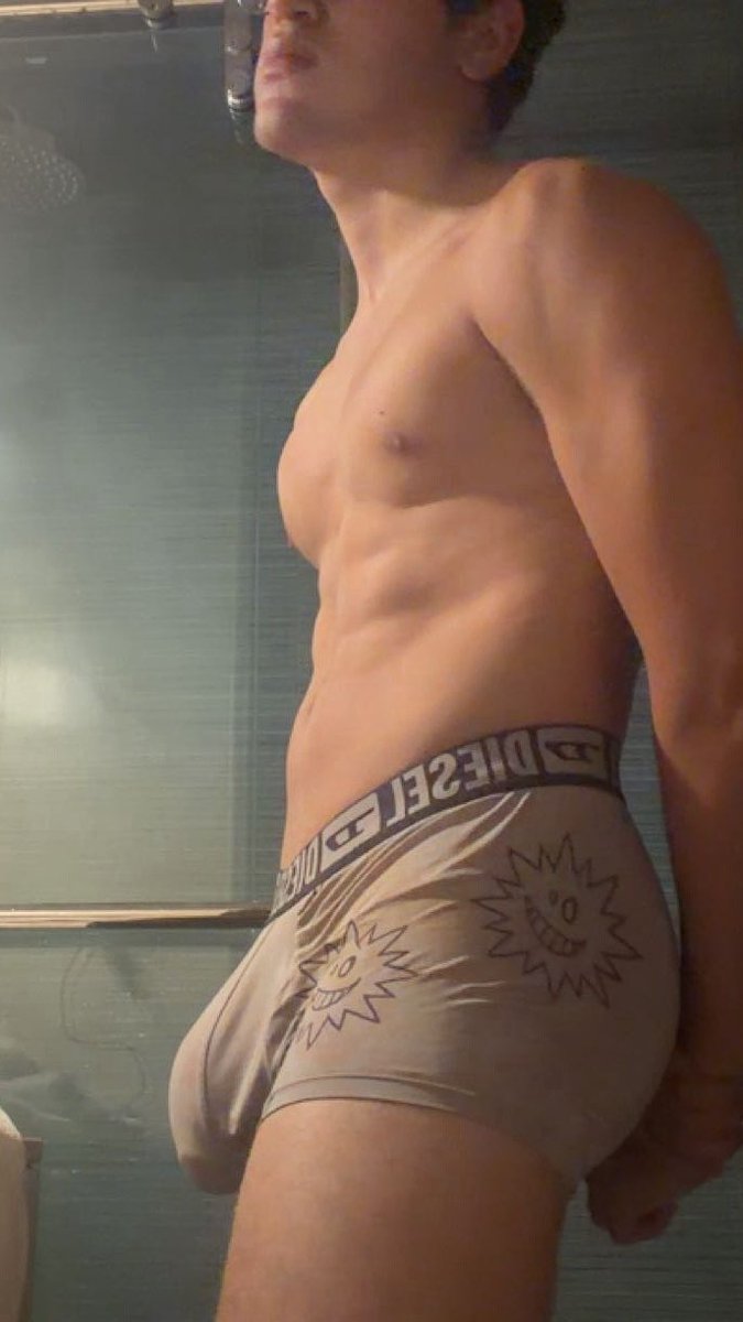 roblaras's tweet photo. first post in a whiile, missed twitter #gym #abs #bulge https://t.co/Mf6py95Rfh
