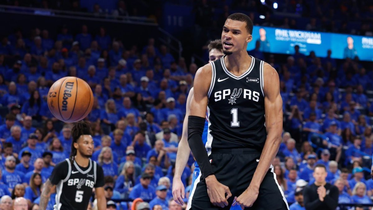 DigitalCowb0ys's tweet photo. A Knicks fan brought his 9 and 11-year-old sons to the NBA Finals. They stayed in the penthouse right next to Wembanyama. One friend calmly said “Good luck tonight big guy” in the hallway… and the entire family got evicted before Game 4 😱
The kids who used to love Wemby now refuse to wear his jersey. Is this really okay?
@EthanLevins2 #WembySaysorry