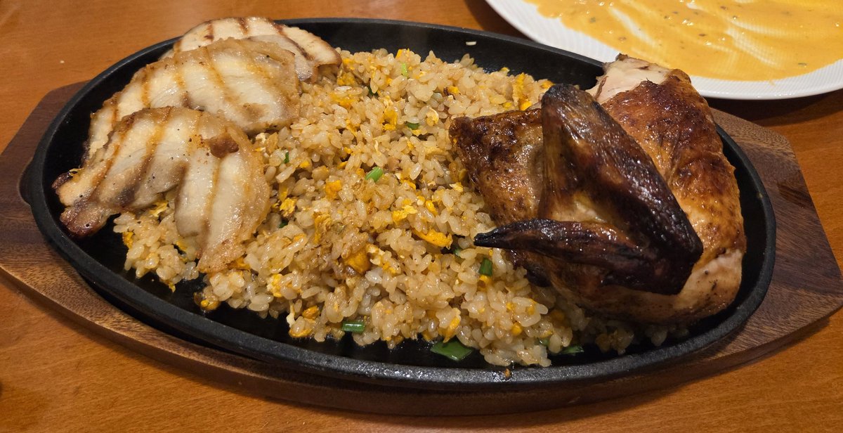 hmetch1's tweet photo. 炭火焼きローストチキン
(1/2 Pollo a la Brasa)

ローストチキン＋ローストポーク＋チャウファ
(1/4 Pollo a la Brasa + Asado de Cerdo + Chaufa)

ペルー料理と言えば、ポヨ・ア・ラ・ブラサ。
パリパリの皮とジューシーなお肉、スパイスも絶品。
チャウファは町中華の炒飯のような味で、安心する。 https://t.co/YvyprD3FCP