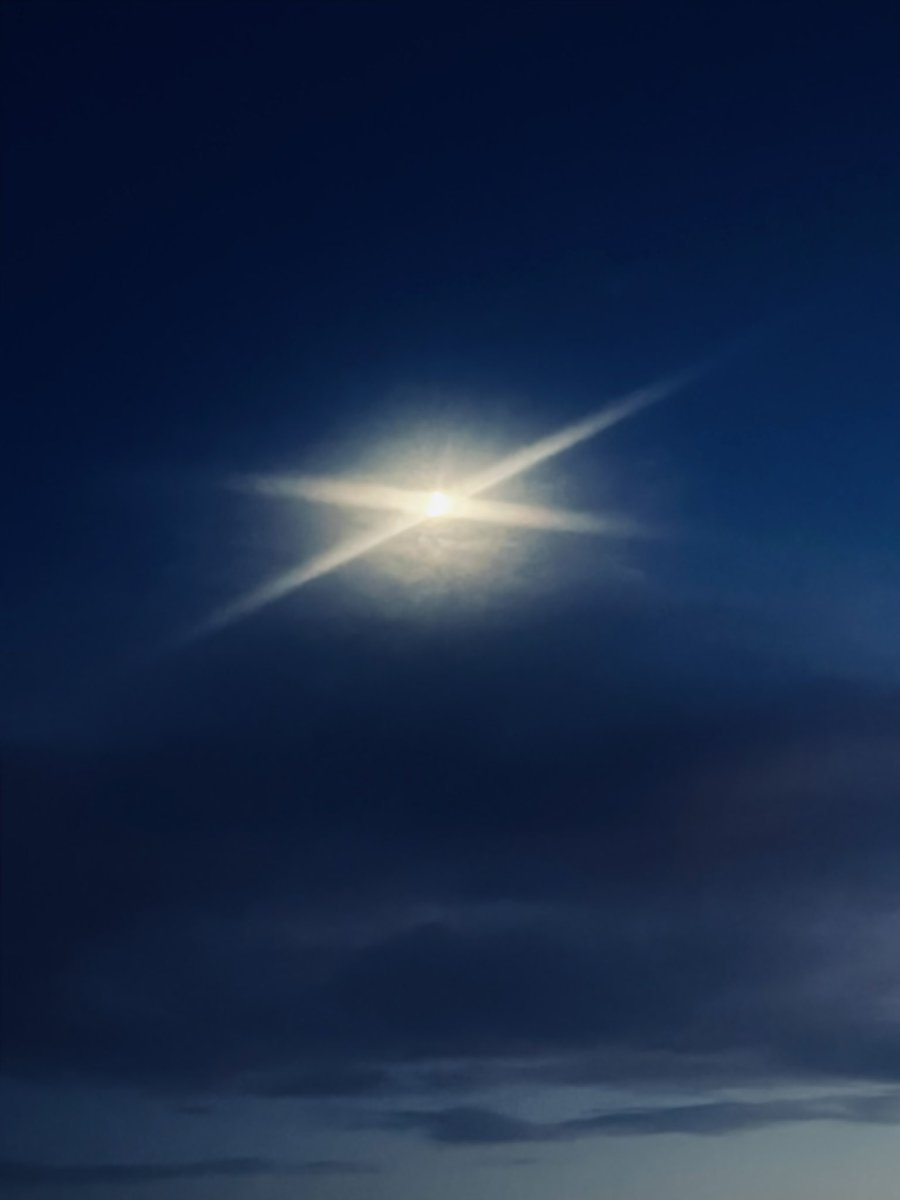 juliawhite333's tweet photo. The waxing crescent moon on the eve of the solstice…..
the light seems to be naturally forming something quite spectacular……….shaping the summer of 2026……..
#moon #nightsky #nofilter #SummerSolstice #scotland  @TartanArmyGroup https://t.co/Ca87pT19fK