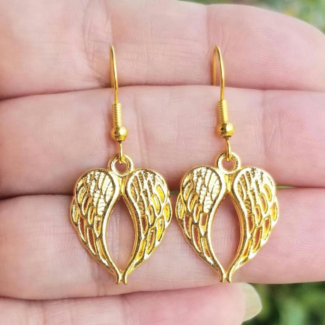 TrendingNowGift's tweet photo. Gold Angel Wing Heart Dangle Earrings #jewelry #earrings #dangleearrings #guardianangel #angel #angels #angelwings #angelearrings #spiritualsunday #spiritual #religious #giftforher #handmadejewelry #handmadeearrings 

 https://t.co/e2nEWw0lHe via @Etsy https://t.co/1cHzQdtBRi