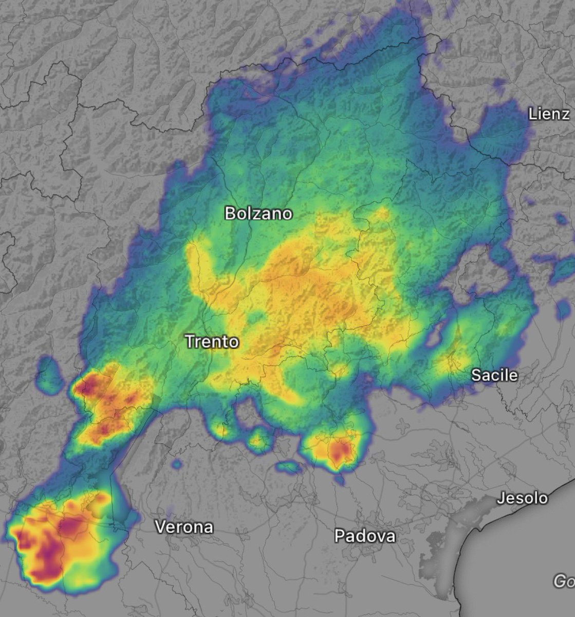Emergenza24's tweet photo. ADESSO [21.06-01:30] #Italia 

IN CORSO E PREVISTE PRECIPITAZIONI #FULMINI

Dicci dove sei e la situazione anche se ok (ovviamente se sei nell'area indicata e adesso)

Segui il nostro account per aggiornamenti. https://t.co/DTnp2tGZsK