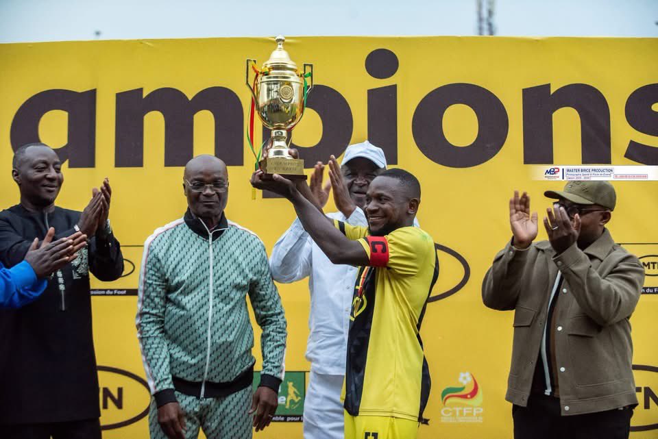 LEquipe237's tweet photo. 🏆 OFFICIEL ! L’Union Sportive d’Abong-Mbang est sacrée championne de la MTN Elite Two et évoluera en MTN Elite One la saison prochaine. 🇨🇲🦁💛🖤⚽ #lequipe237

Félicitations aux joueurs, au staff et aux supporters ! https://t.co/ZbqLX64zpL