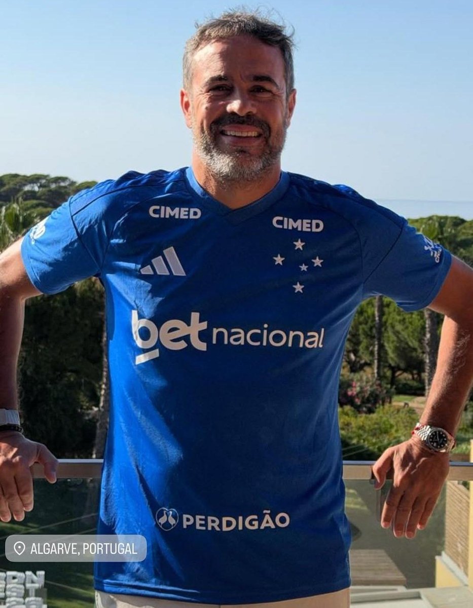 conexaocec's tweet photo. Artur Jorge com camisa do Cruzeiro em Portugal. 📸🦊 https://t.co/CaBbwsl8KM