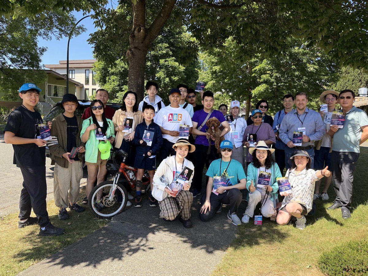 LennyNanZhou's tweet photo. Saturday morning door knocking in Killarney & Champlain Heights with a large group of volunteers.

Great conversations with residents! Thx to everyone who took the time to share your ideas &!feedback. A special thank you to all the volunteers.

Together, we’re building a stronger, safer, & more affordable Vancouver. #vanpoli