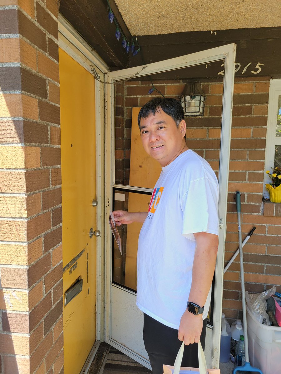 LennyNanZhou's tweet photo. Saturday morning door knocking in Killarney & Champlain Heights with a large group of volunteers.

Great conversations with residents! Thx to everyone who took the time to share your ideas &!feedback. A special thank you to all the volunteers.

Together, we’re building a stronger, safer, & more affordable Vancouver. #vanpoli