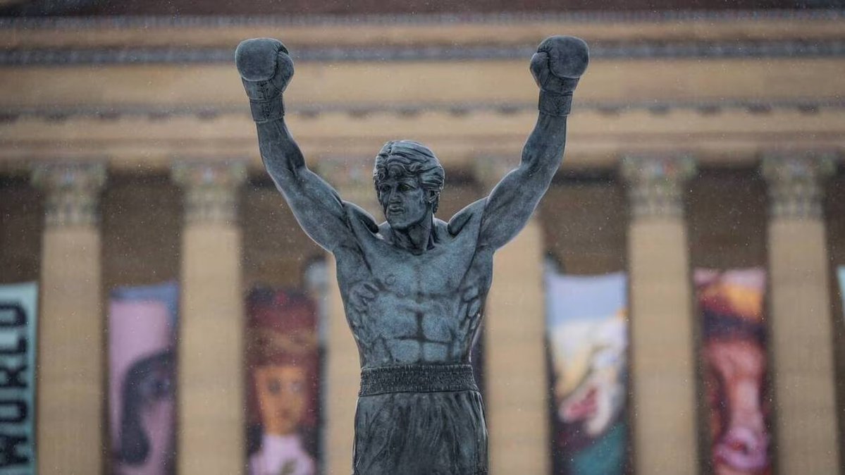 ActuL1_'s tweet photo. 🚨 LA MALÉDICTION DE ROCKY INQUIÈTE LES SUPPORTERS DES BLEUS ! 😬🇫🇷

À Philadelphie, habiller la statue de Rocky aux couleurs d’une équipe serait vu comme un mauvais présage.

Les supporters français appellent donc à ne mettre ni maillot ni écharpe avant France-Irak.

(@RMCsport) https://t.co/P1JxuL5jYs