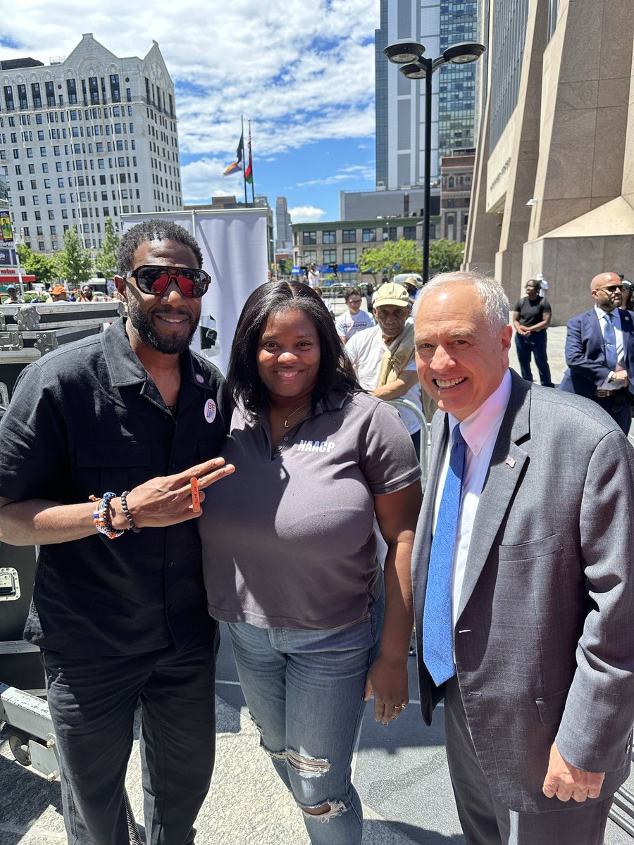 TomDiNapoli's tweet photo. Great to stop by Harlem today to campaign with Jordan Wright and speak at a voting rights rally. 

Black political power is under attack and I stand with our Black political leaders who will not let voting rights or civil rights be rolled back by Trump and his MAGA radicals. https://t.co/wMU1mTPQVV