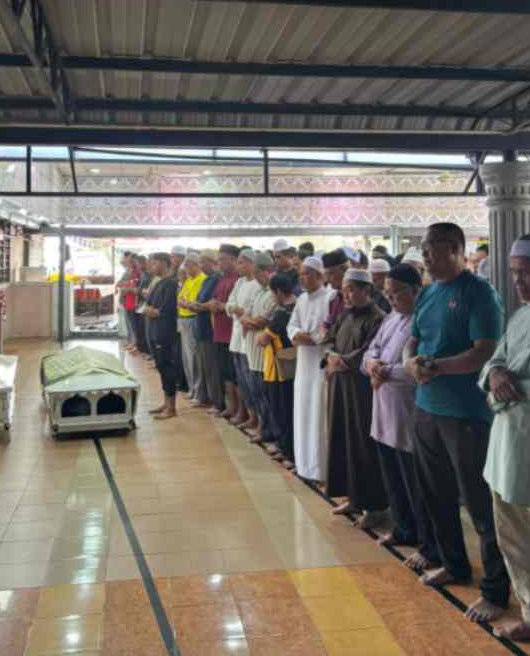 SinarOnline's tweet photo. 'Kami bercinta sejak zaman sekolah' - Tunang imamkan jenazah Dinie Hanis

Lebih menyayat hati, pasangan itu hanya tinggal beberapa hari sebelum disatukan sebagai suami isteri selepas tujuh tahun mengenali antara satu sama lain. https://t.co/RYrio9U6kT