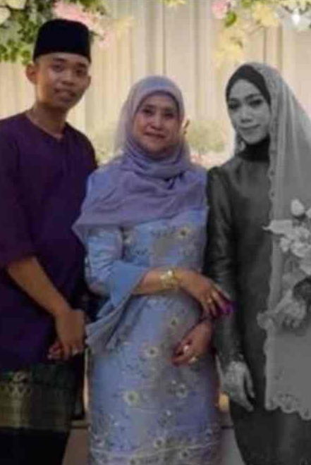 SinarOnline's tweet photo. 'Kami bercinta sejak zaman sekolah' - Tunang imamkan jenazah Dinie Hanis

Lebih menyayat hati, pasangan itu hanya tinggal beberapa hari sebelum disatukan sebagai suami isteri selepas tujuh tahun mengenali antara satu sama lain. https://t.co/RYrio9U6kT