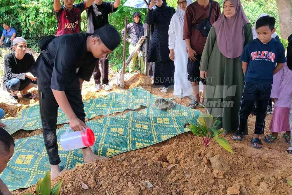 SinarOnline's tweet photo. 'Kami bercinta sejak zaman sekolah' - Tunang imamkan jenazah Dinie Hanis

Lebih menyayat hati, pasangan itu hanya tinggal beberapa hari sebelum disatukan sebagai suami isteri selepas tujuh tahun mengenali antara satu sama lain. https://t.co/RYrio9U6kT