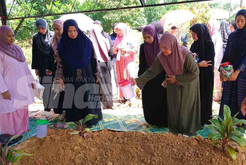 SinarOnline's tweet photo. 'Kami bercinta sejak zaman sekolah' - Tunang imamkan jenazah Dinie Hanis

Lebih menyayat hati, pasangan itu hanya tinggal beberapa hari sebelum disatukan sebagai suami isteri selepas tujuh tahun mengenali antara satu sama lain. https://t.co/RYrio9U6kT
