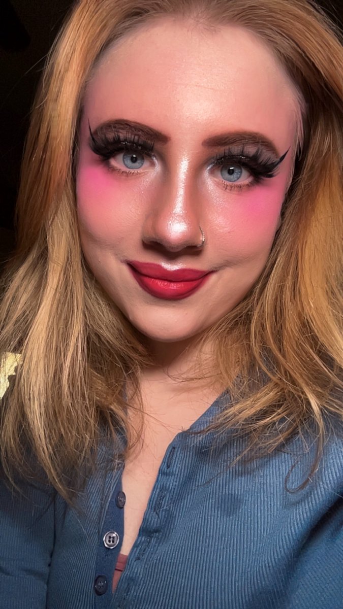 turney_sophia's tweet photo. Blue eyes, pink cheeks, and good vibes only ๐
Feeling pretty, feeling powerful โจjust a girl and her favorite glam look ๐Confidence looks good on me ๐Soft smile, bold lashes #Selfie #SoftGlam #BlueEyes #LashesOnPoint #Confidence #FeelingCute #GlowUp https://t.co/5zcVgh1bNj