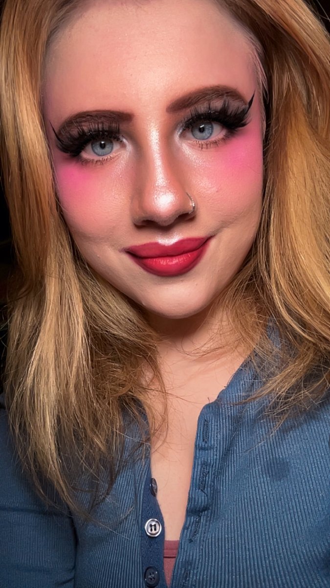 turney_sophia's tweet photo. Blue eyes, pink cheeks, and good vibes only ๐
Feeling pretty, feeling powerful โจjust a girl and her favorite glam look ๐Confidence looks good on me ๐Soft smile, bold lashes #Selfie #SoftGlam #BlueEyes #LashesOnPoint #Confidence #FeelingCute #GlowUp https://t.co/5zcVgh1bNj