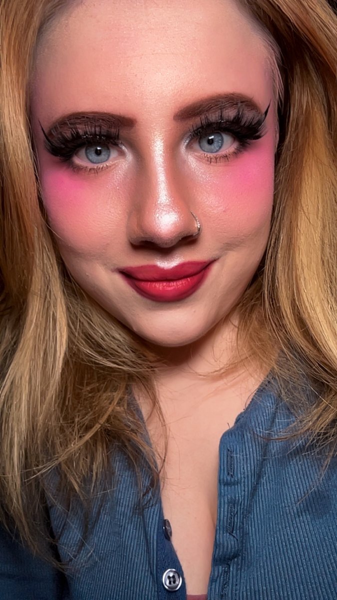 turney_sophia's tweet photo. Blue eyes, pink cheeks, and good vibes only ๐
Feeling pretty, feeling powerful โจjust a girl and her favorite glam look ๐Confidence looks good on me ๐Soft smile, bold lashes #Selfie #SoftGlam #BlueEyes #LashesOnPoint #Confidence #FeelingCute #GlowUp https://t.co/5zcVgh1bNj