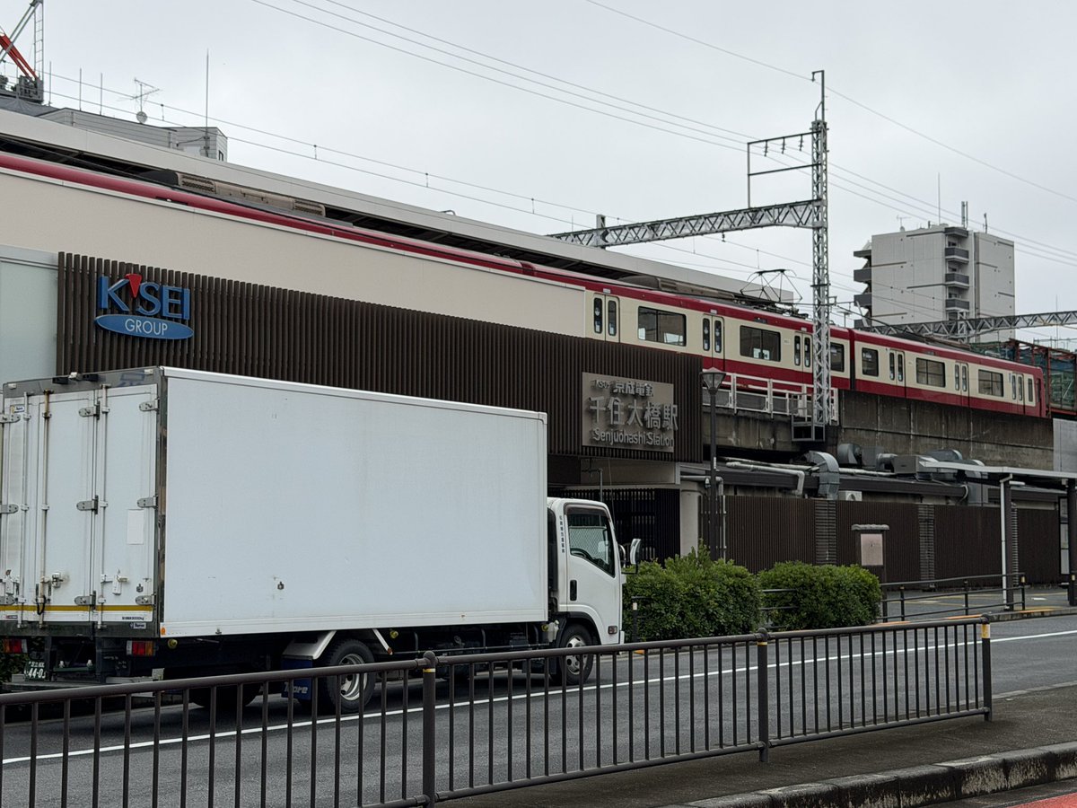 yory9200's tweet photo. 千住大橋に来た京急電車 https://t.co/HRyj7ZxRbQ
