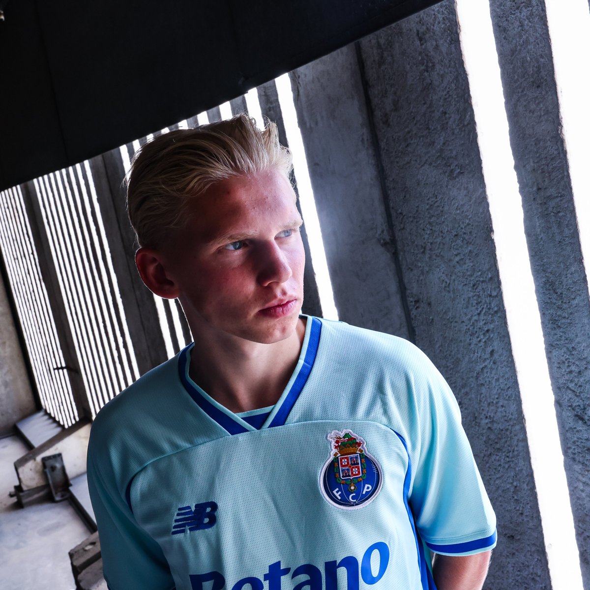 FCPorto's tweet photo. Looks good on you, Eirik✨💙 https://t.co/7z3DH3D9rr