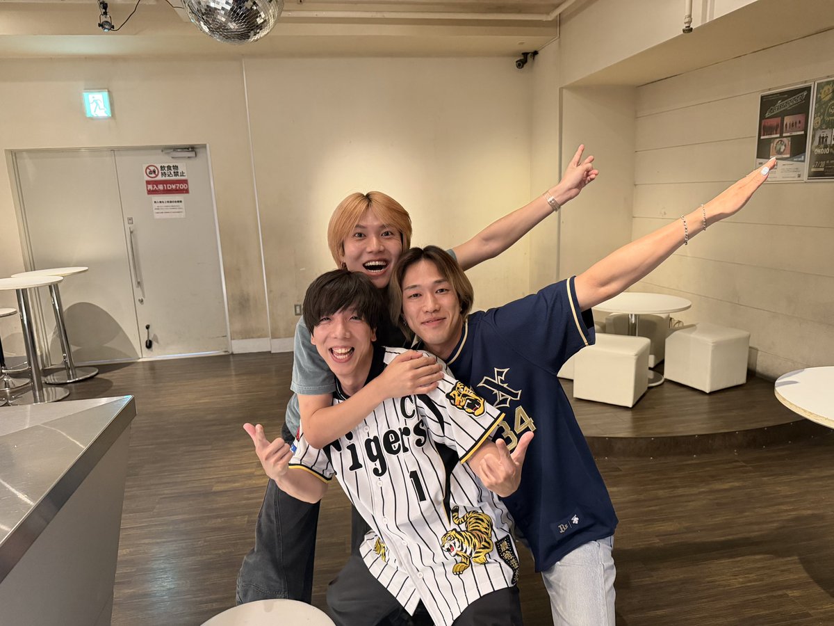 tnk_tomo's tweet photo. こないだイベント終わりのZeelaになだれ込んで来てユニフォーム姿で朝までかけてAOICHIBANでやるセットリスト組もうとしてた迷惑な3人。早すぎるだろ。

そういうイベント(？)なのでみんなは何が起こるか気にしてください！
チケット一次プレオーダー受付中🎫

#AO1 https://t.co/oZHXp82S51