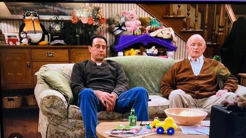 oldbearfan4ever's tweet photo. Hi Everyone I have been a big fan of Everybody loves Raymond since I was a child just like with friends but I never Noticed that Hugsy was in the background of Everybody loves Raymond season 4 until last night. comment if you noticed him or not.
☂️ https://t.co/yRUXHTV9lS