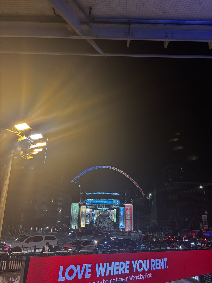 ittyfittyjules's tweet photo. Wembley i love you https://t.co/6ak44eI5Oo