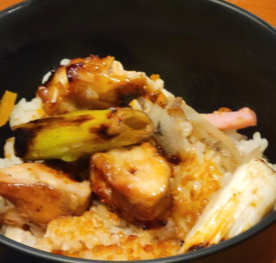 lette1008's tweet photo. 釜飯

鳥貴族の釜飯は
焼き鳥を乗せて
食べるのと
おこげが香ばしくて好み
焼きネギが甘～い🤗
良き日になります様に🌈
#鳥貴族
#釜飯
#焼き鳥
#美味しい
#おこげ
#ネギ https://t.co/gIzq9fq0BN
