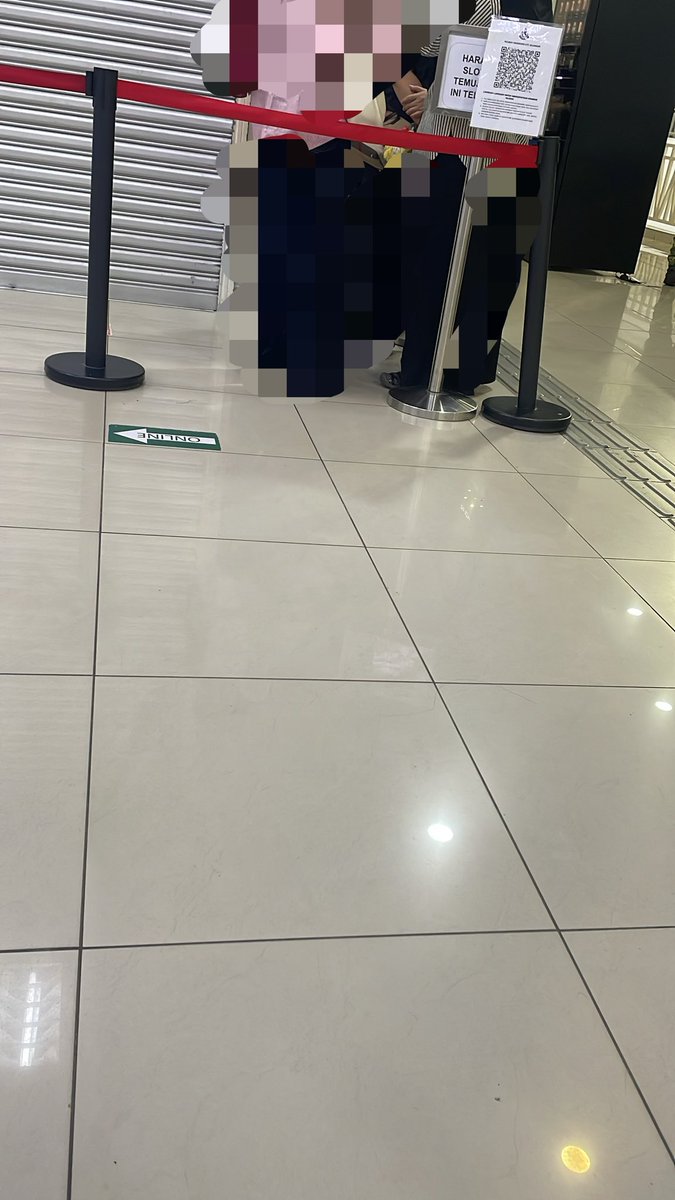 Adibodibo's tweet photo. Idk why people beratur only one line while clearly kat situ dah tulis walk-in and online sebelah2.

Bila tanya RELA yang jaga, jawab pun sengkek. https://t.co/lgJF0fchlR