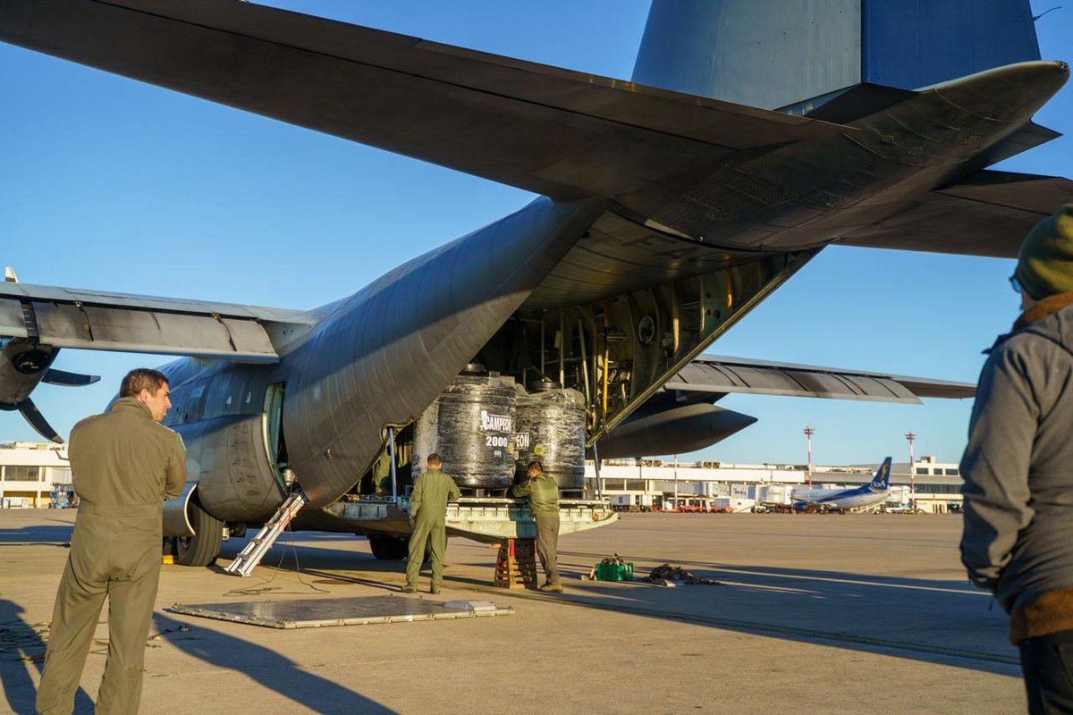 FACh_Chile's tweet photo. #FACH realiza 5º traslado de ayuda humanitaria entre Santa Cruz y La Paz.
Hoy, un C-130 trasladó 9 toneladas de alimentos, sumando más de 40 toneladas transportadas desde el inicio del puente aéreo en apoyo a la población paceña que enfrenta 50 días de problemas de abastecimiento https://t.co/JzJh1HOfLC