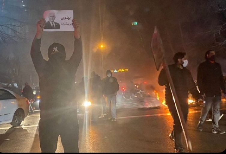Ario1401's tweet photo. هیچ چیز قرار نیست ما رو تو این مسیر ناامید کنه به زودی برای یک نبرد بزرگ و نهایی بازخواهیم گشت 
#جاويدشاه‌ https://t.co/1MdSazOzhM