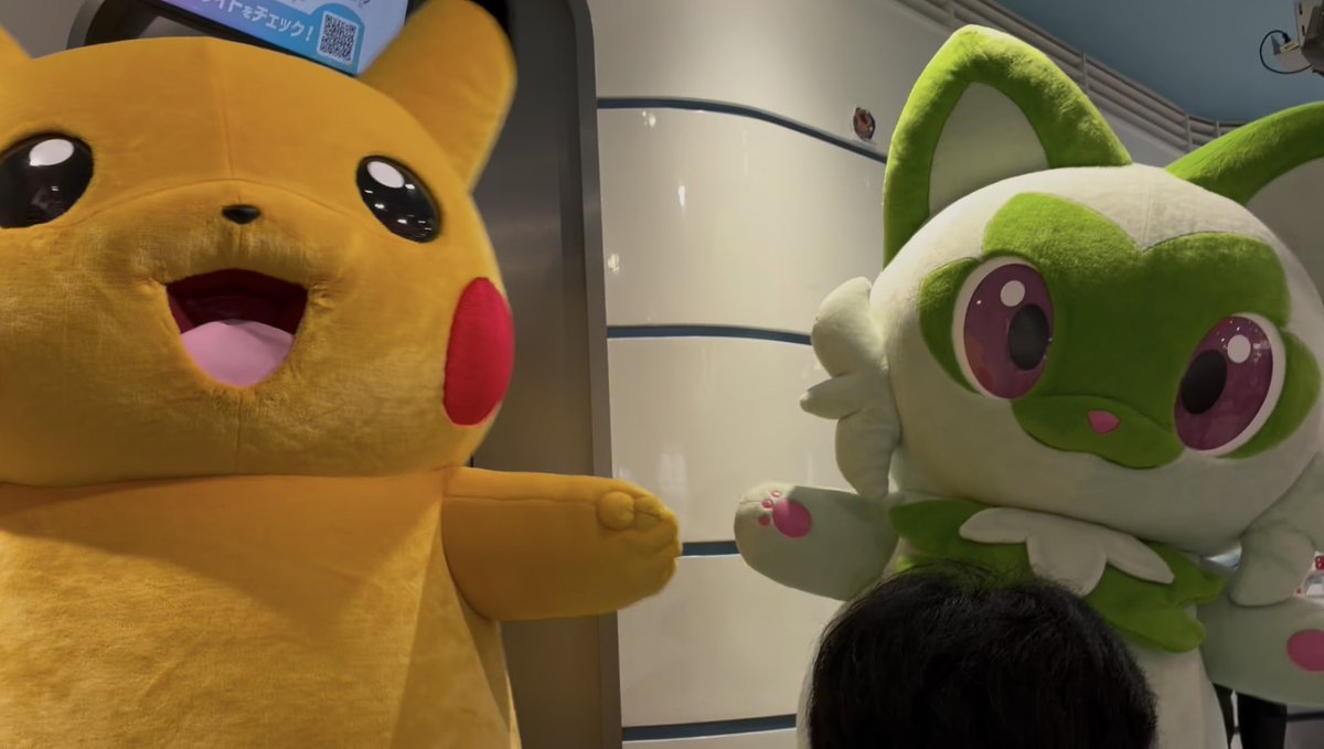 SaKuRa_1283's tweet photo. ポケモンセンターヨコハマの6/20ニャオハのグリーティング✨
端っこだったけど帰る直前に可愛い姿を目の前で見れた🩷小さい子専用スペースが一番前にあって、子供達が楽しそうにポージングゲームしたりハイタッチしてて、見てるこっちも幸せでした🥰
#キミにあえた https://t.co/sabZGUYle1