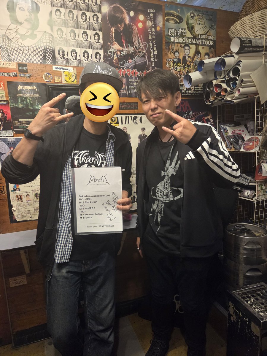 joechang5782's tweet photo. Daisukeさん、いつもありがとうございます🤘
セトリ紙プレゼントもありがとうございました🙏リクエスト欲張って3曲書いたの全部採用は草でした😂
在庫最後の帽子、Blue Very☆LOVEと1stAL『Absolute invariant』にサインも感謝
色々なライブを���てきましたが、ギター手渡しされたのは史上初でしたよ🤣 https://t.co/HPqB0jCVwc