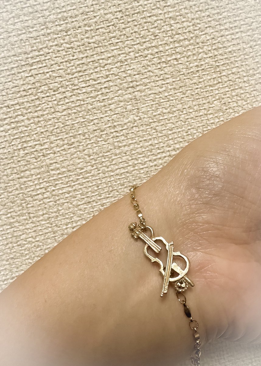 dz8xssrr's tweet photo. 【落し物 探し物】 
昨日ミッドランドのカルライライビュ上演後にチェロのブレスレットを紛失しました。名古屋駅西(アニメイト)〜ミッドランドまで道中立ち寄った店には問い合わせしましたが届いておらず、お心あたりのある方がいらっしゃいましたらお知らせください。 https://t.co/u6vhxmb4mF