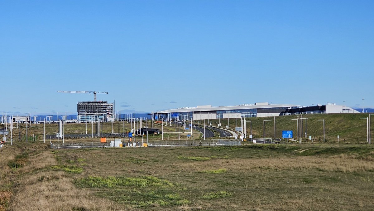 sydwestagribus's tweet photo. Some more photos of the 9 storey high Operations Building from another angle this morning at Western Sydney International Airport ✈️ #WSI https://t.co/0Qq5RGHU26