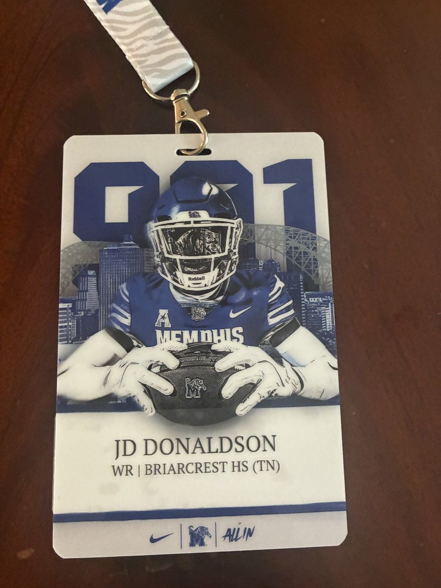 JD_Donaldson7's tweet photo. Enjoyed my official visit to @MemphisFB today. Blessed to have an offer to play for the hometown Tigers 🐅 Ⓜ️. Appreciate @aarondobson17 and @BakerParrish_ for this opportunity. 
@Football_BCS @CoachHuff @johnvarlas @CSmithScout @RobbyDonaldson https://t.co/TUIqbD98EO