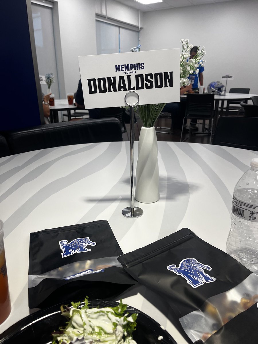 JD_Donaldson7's tweet photo. Enjoyed my official visit to @MemphisFB today. Blessed to have an offer to play for the hometown Tigers 🐅 Ⓜ️. Appreciate @aarondobson17 and @BakerParrish_ for this opportunity. 
@Football_BCS @CoachHuff @johnvarlas @CSmithScout @RobbyDonaldson https://t.co/TUIqbD98EO