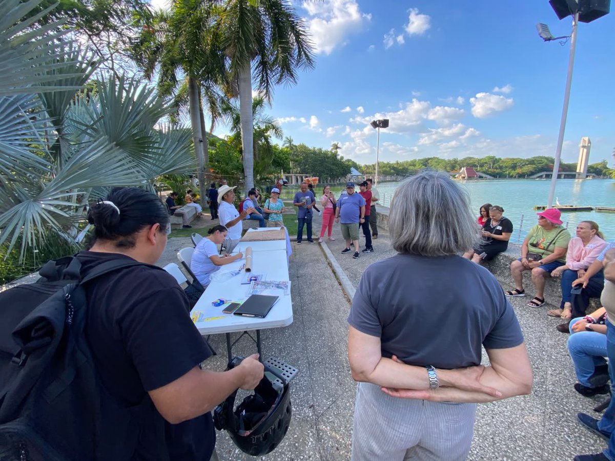 audelinomacario's tweet photo. #UrgenteCOMPARTAN Surge en #Villahermosa movimiento ciudadano en defensa de #PaseoTabasco.

Se trata de nuestro Paseo de la Reforma, el Champs-Élysées de los tabasqueños, que un gobernador que no terminó ni la preparatoria, Javier May, quiere “modernizar” convirtiéndolo en una ruta para carros y autobuses, con dos o tres puentes a desnivel (nadie sabe porque el proyecto además es top secret).
La gente se organiza tarde e incipientemente contra una obra que tiene las tres marcas de la casa morenista: nadie la solicitó (es una ocurrencia), va a endeudar al estado cuando hay otras necesidades y parece un negocio de la corrupción, que servirá para enriquecer funcionarios.
La obra ya está asignada a una empresa de Portugal, llamada @motaengil (May los contrató para obras millonarias en el Tren Maya) y contempla una inversión de 2,700 millones de pesos, dinero que directamente destruirá uno de los paisajes urbanos característicos de la capital de #Tabasco:
Una avenida abrazada por árboles guayacanes y macuilies, que nos han dado sombra, refrescando el ambiente e iluminado las pupilas de varias generaciones de tabasqueños.
Que alguien le diga al ignorante de Palacio que modernizar no es destruir lo mejor que tenemos, sino preservarlo y mejorarlo.
Nota: Dale “me gusta” y mira el colorido especial propicio para esta información, cortesía de @X de @elonmusk.