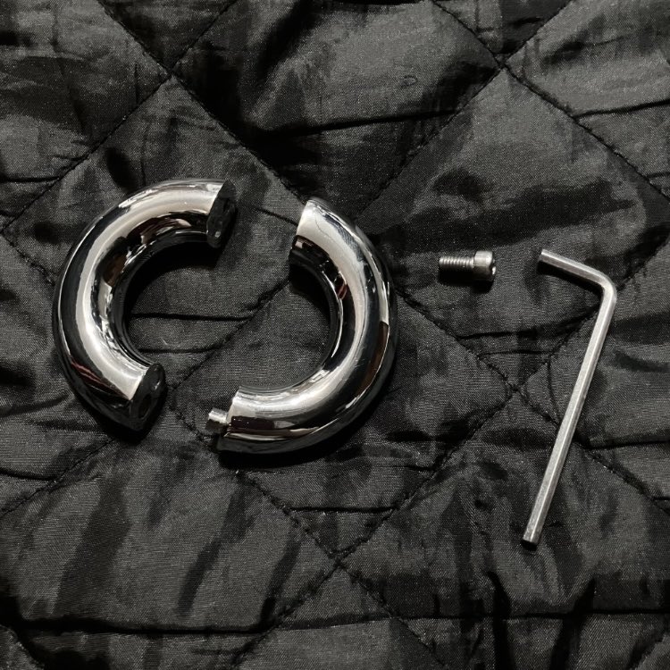 take_t03's tweet photo. まん丸リングのネジ止め式、こうしてる間は良さそうだったのに、このまま部屋の中で歩いてたら、ふぐりが縮んだ拍子に金玉ぐにゅんと潰しながら抜け落ちた。呻き声でた。 https://t.co/K1daFzhpnc