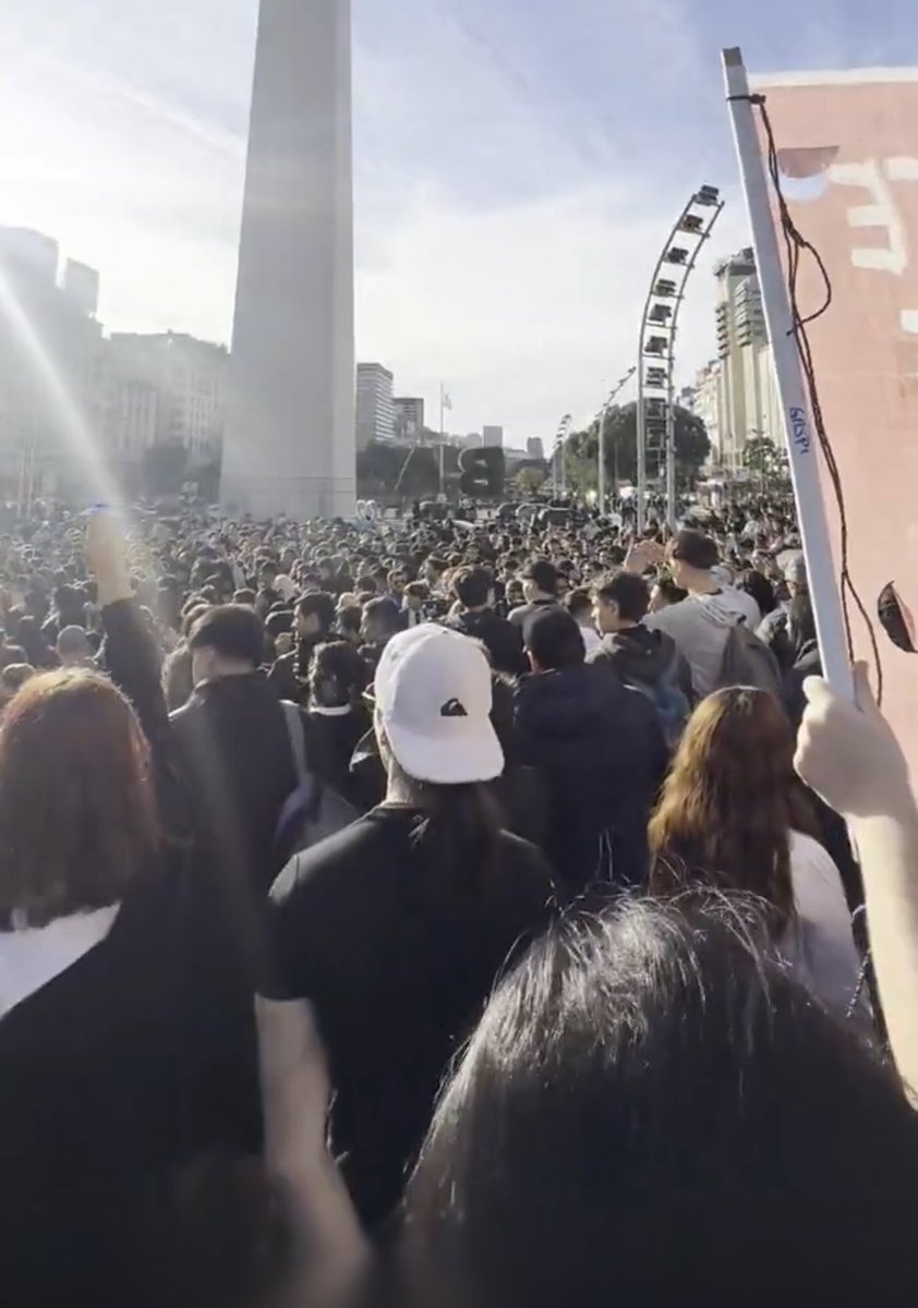 chichonoob333's tweet photo. se armo una re banda en el obelisco yo fui de traje para hacer honor al grande ya fallecido y todo lo cabro vinieron igual boludo no me la contes es increible lo que hacemo lo flashero junto nahh somos tremendos boludo 🇦🇷 🇦🇷 🇦🇷
#gaspi #olivertree #obelisco #argentina https://t.co/AjO9ldAL2j