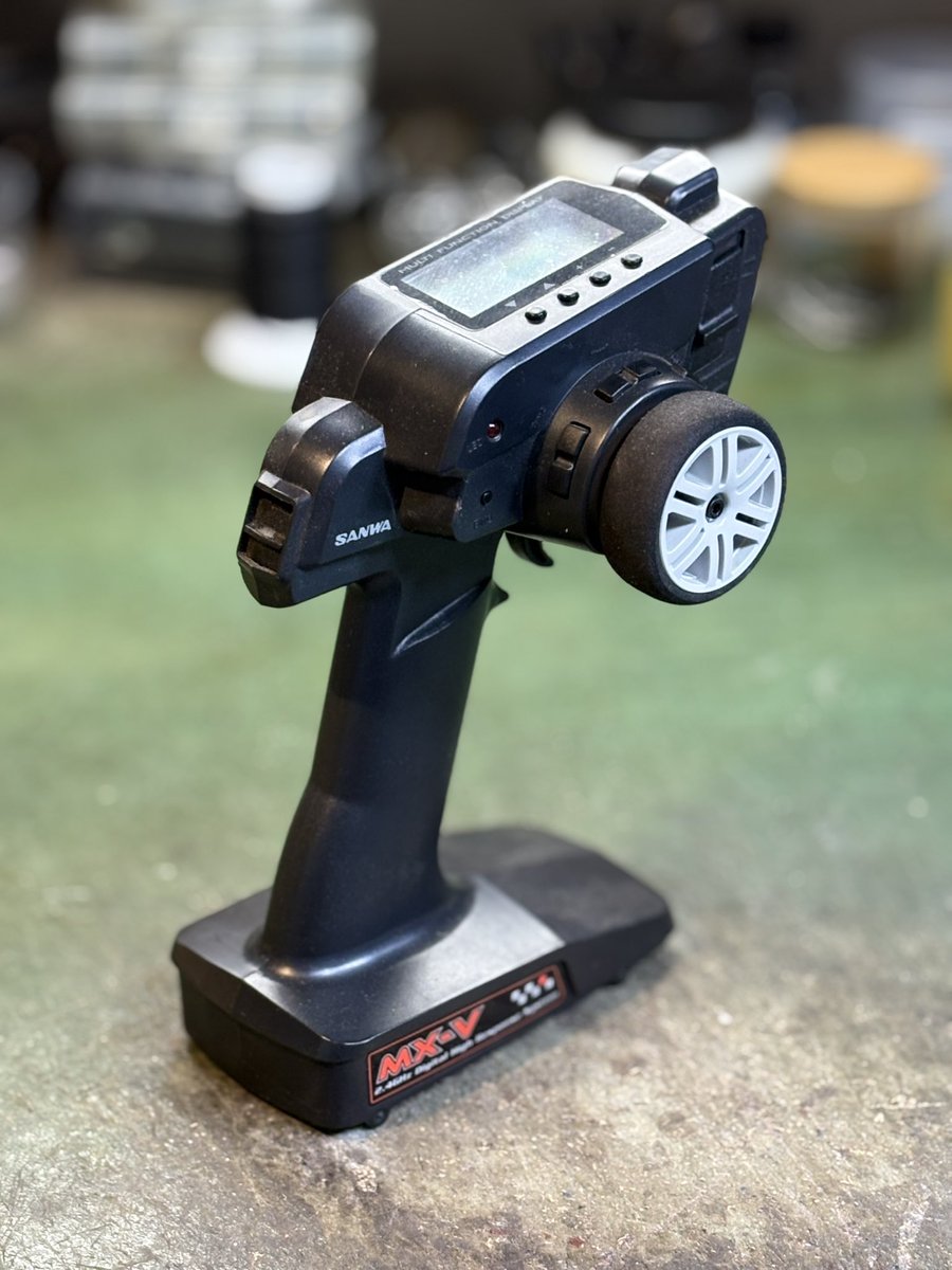 estleather's tweet photo. クルマに積んでおく用のワイルドウィリーにはサンワMX-Vで充分かなと。ただ、プロポって安っぽい樹脂感が何だかいただけない。試しに塗装してみます。 https://t.co/znVE3wkHYn