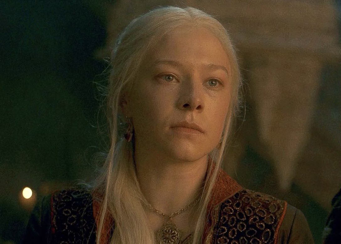 rhaenyrarchives's tweet photo. es tan entendible que todo un reino se esté peleando por ESTA CARA como vas a ser tan hermosa https://t.co/cm1x018trG