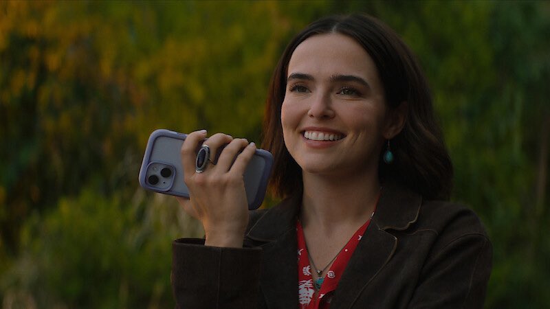 ConnorMovies's tweet photo. #VoicemailsforIsabelle is a funny, sweet &amp; charming romcom filled with heart &amp; genuine emotion. Zoey Deutch &amp; Nick Robinson are great together &amp; share such natural chemistry while their romance is easy to root for. Predictable for sure but it hits hard while still being very cute https://t.co/htkgKwMLJE